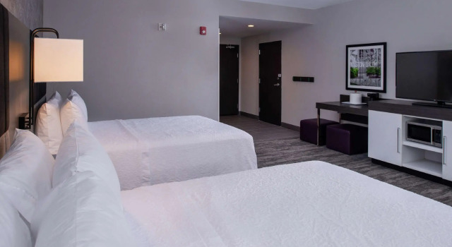 Четырёхместная студия Hampton Inn & Suites Winston-Salem Downtown