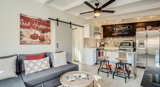 Chic Duplex in Tucson 1 of 2, Забронировать Дом для отпуска Тусон штат Аризона, рядом с Southwest University of Visual Arts