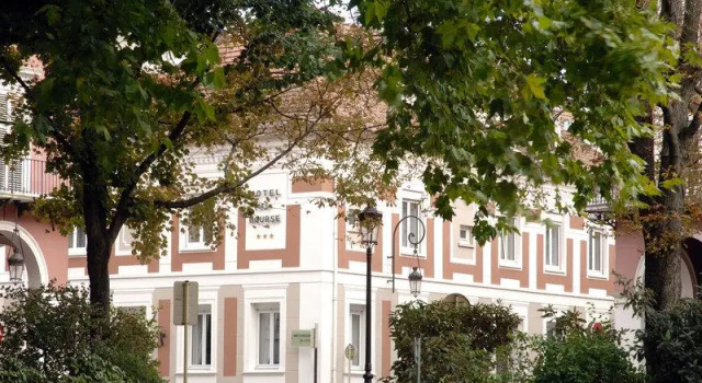 Кровать в общем номере Hotel de la Bourse, Mulhouse Gare, Sure Hotel Collection by Best Western