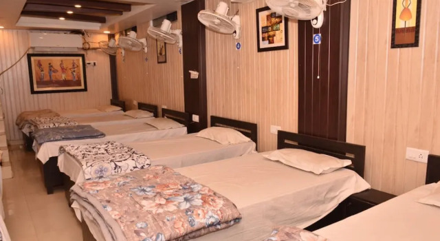 Кровать в общем номере Goroomgo Comfort Hostel Charbagh Lucknow