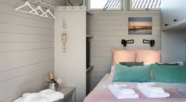 Strandflickornas Husen invid Havet, Book Hotel Lysekil 