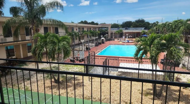 Четырёхместный номер Deluxe с видом на бассейн Days Inn by Wyndham St. Petersburg / Tampa Bay Area