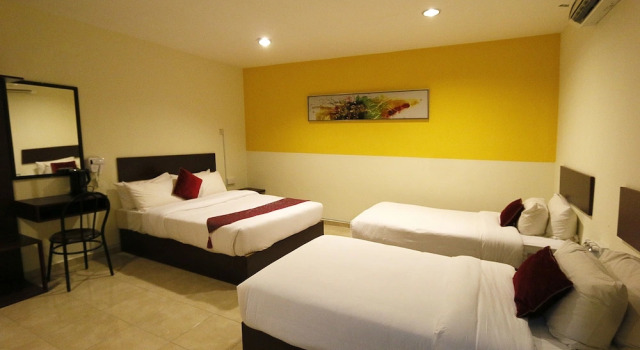 Четырёхместный номер Standard Swing & Pillows - Golden Roof Hotel Falim, Ipoh