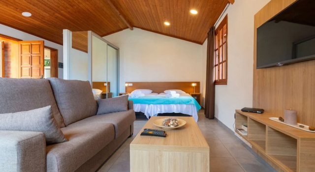 Casa de vacaciones con piscina compartida en Mogán II, Забронировать Отель Отели Моган с парковкой, Парковка