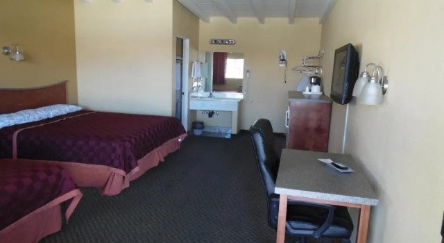 Четырёхместный номер Standard Trails Motel