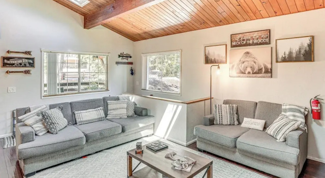 1 Mi to Lake: Crestline Cabin w/ Deck + Gas Grill!, Reservar Casa de férias Crestline San Bernardino Mountains