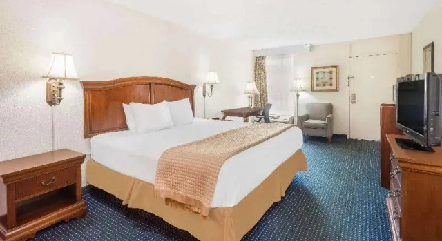 Люкс c 1 комнатой Baymont by Wyndham Rocky Mount I-95