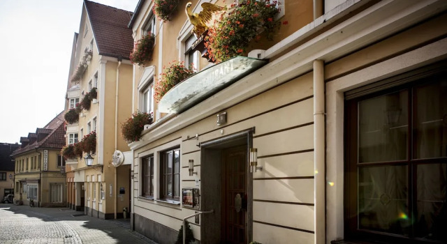 Gasthaus Schwarzer Adler, Book Hotel Hoteller i Frankenhöhe med pool, Swimmingpool