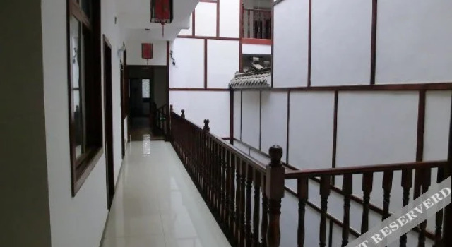 Huanglongxi Longyue Inn