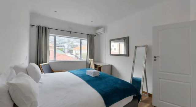 Charming 2-bed Sea Point Retreat Mountain Views, Забронировать Апартаменты/квартира Отели Cape Peninsula с парковкой, Парковка
