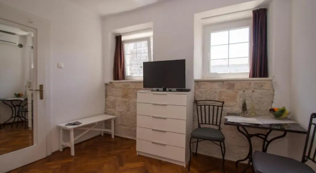 Студия с балконом и с красивым видом из окна White House Apartments