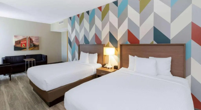 Четырёхместный люкс La Quinta Inn & Suites by Wyndham Tulsa Downtown - Route 66