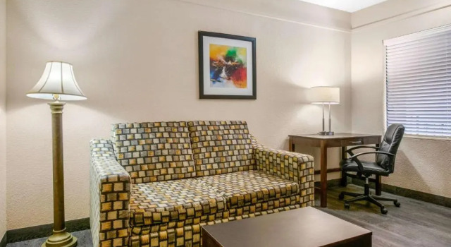 Люкс Quality Inn & Suites Jacksonville-Baymeadows