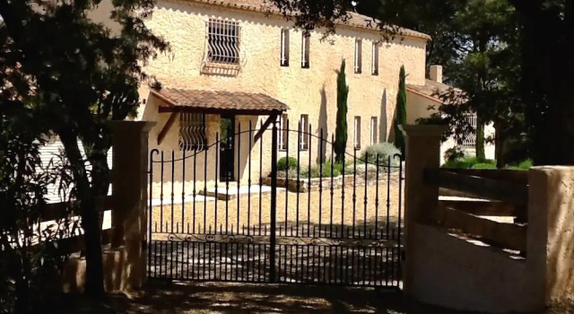 Villa Le Bastidou, Забронировать Вилла Отели в центре План-де-ла-Тур, в центре