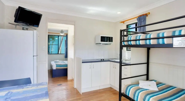 Coral Coast Tourist Park, Book Hotel Cluden Queensland