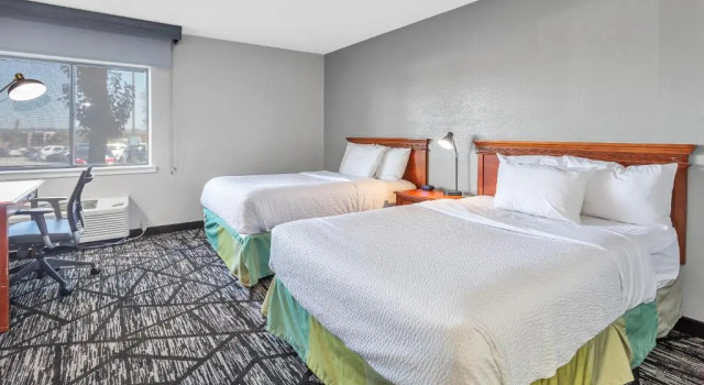 Четырёхместный номер Standard La Quinta Inn by Wyndham Cleveland Independence