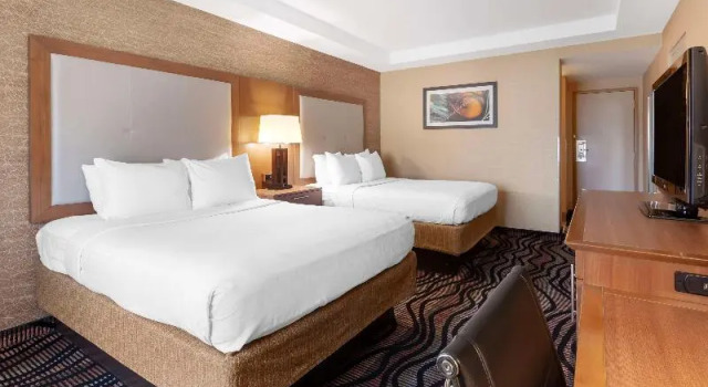 Четырёхместный номер Standard с балконом Best Western Summit Inn