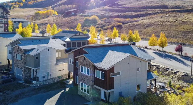 Апартаменты Ski-in/ski-out Granby Townhouse w/ Private Hot Tub