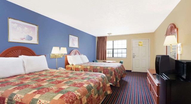 Четырёхместный номер Standard Days Inn by Wyndham Downtown-Nashville West Trinity Lane