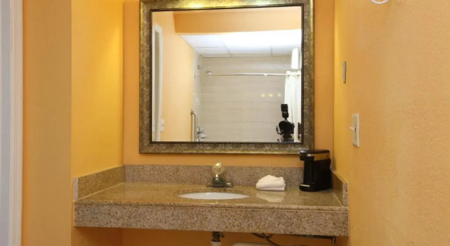 Одноместный номер Standard BLUE SKY INN Glens Falls-Saratoga-Lake George