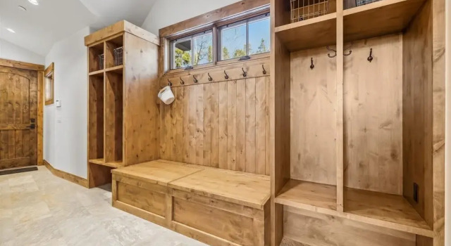 Northwoods 5 Bedroom Home by RedAwning, Rezerwuj Hotel Hotele w Vail Ski z parkingiem, Parking