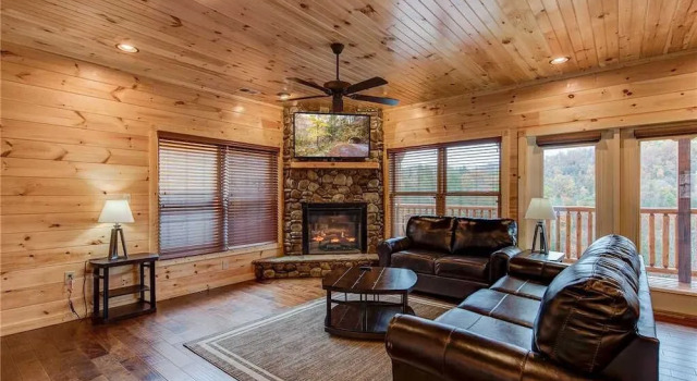 Majestic Manor - Three Bedroom Cabin