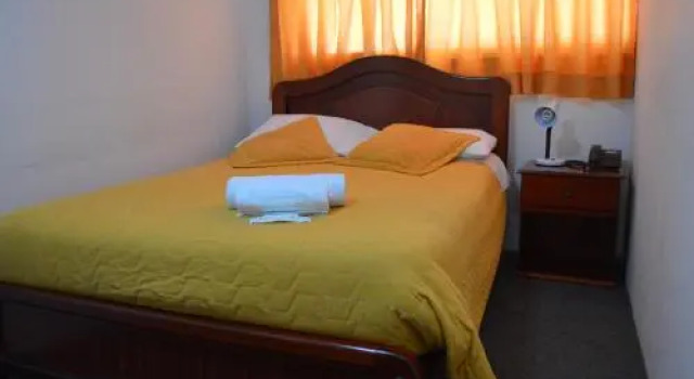 Hotel 9 de Octubre, Забронировать Отель Кито Сьерра, рядом с Del Arbolito Park