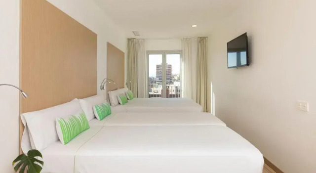 Четырёхместный номер Deluxe SmartRoom Barcelona