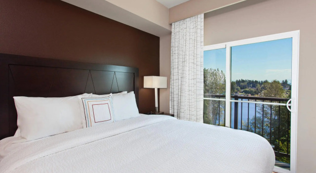Двухместная студия с балконом и с видом на озеро Residence Inn by Marriott Seattle Sea-Tac Airport