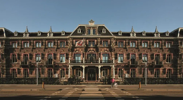 Кровать в общем номере The Manor Amsterdam