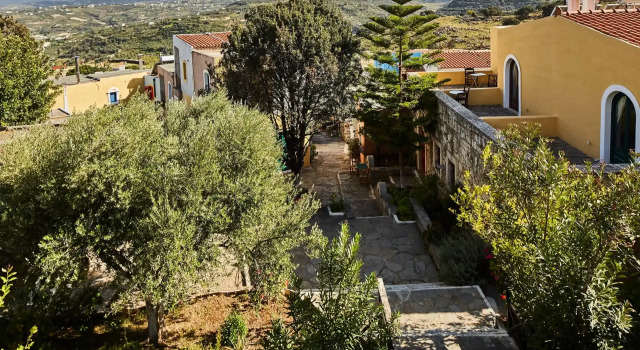 Трёхместный номер Standard Arolithos Traditional Village Hotel