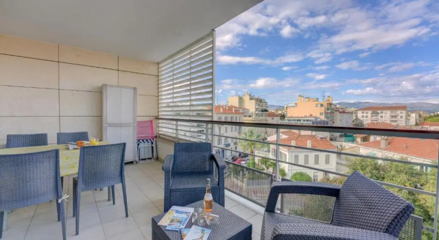 Апартаменты Luxe 4th Floor Apt/Balcony/Parking/by Marina + Shops