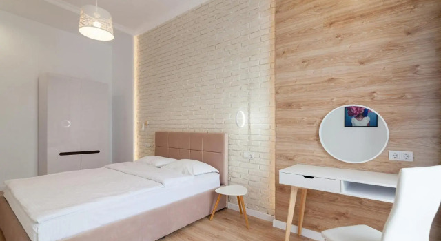 LEOGRAND Three Bedrooms VIP Apartment on Kniazia Romana 12