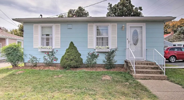 Коттедж Cottage w/ Yard, Walk to Historic Attractions