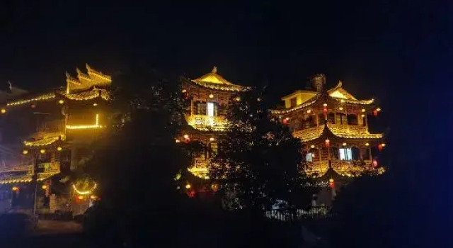 Furong Town and Slow Yueshe (Lotus Pool Shop)