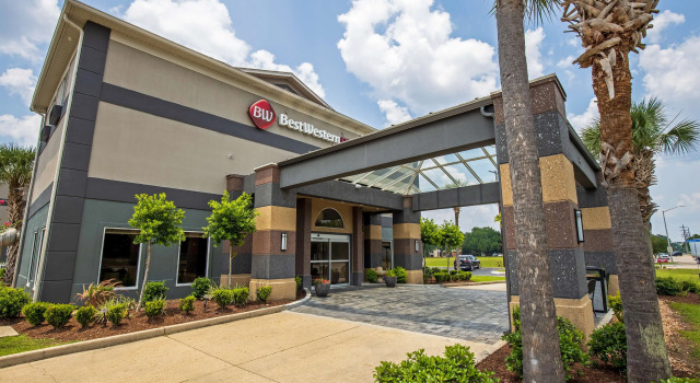 Best Western Plus Lafayette Vermilion River Inn & Suites, Забронировать Отель Лафайетт Acadiana, рядом с Heymann Memorial Park