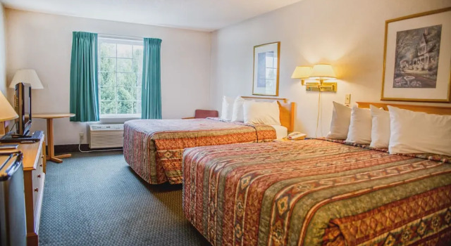 Standardowy czteroosobowy pokój Ameriway Inn and Suites