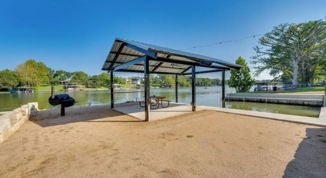 Коттедж Luxe Waterfront Home w/ Boat Slip in New Braunfels