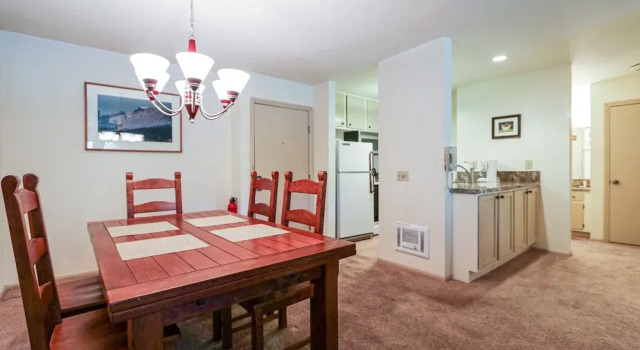 Summit 211 Spacious and Clean, Private Balcony, On Free Shuttle Route by RedAwning, Varaa Huoneisto Mammoth Lakes Mammoth