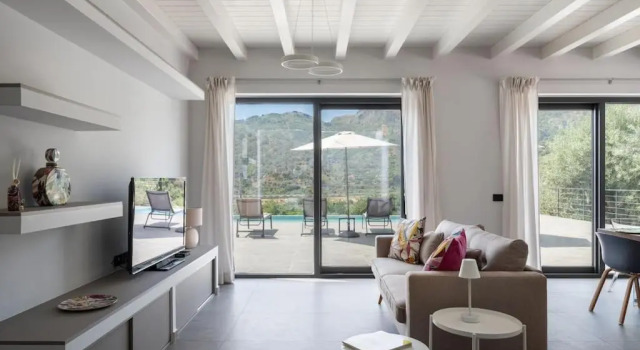 Вилла 3 Bedroom Modern Villa, Pool, Savoca, East Sicily