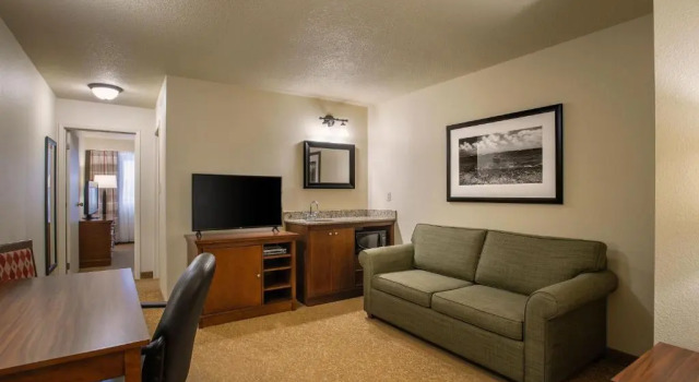 Двухместный люкс c 1 комнатой Travelodge Suites by Wyndham Regina - Eastgate Bay
