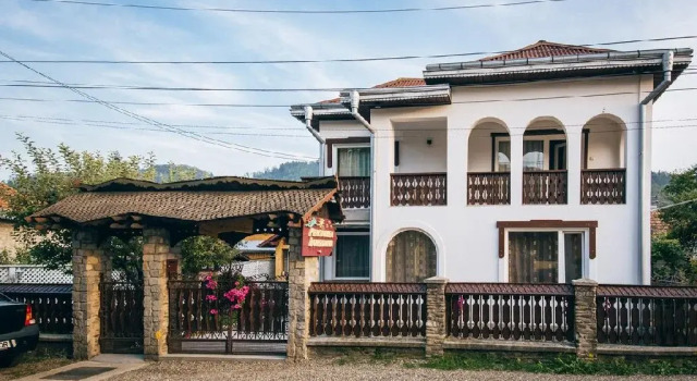 Loredana, Book Hotel Gura Humorului 