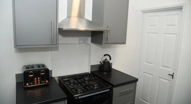 Апартаменты West View House - 3 Bedrooms - Parking - Workstays UK - Video Tour Available