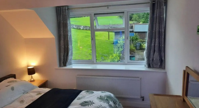 3 Bed Barn - Sleeps up to 6 - Parking - Wifi