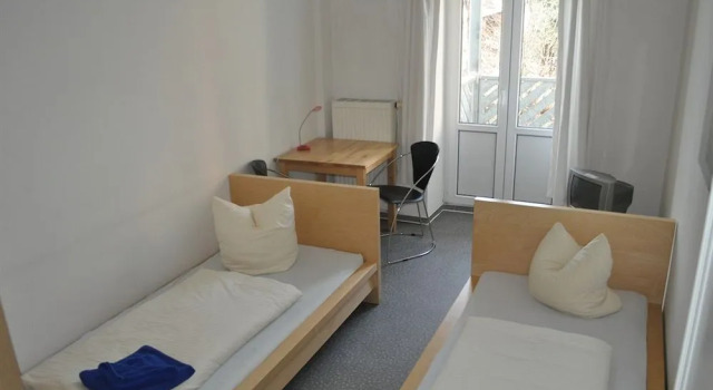 A bed Privatzimmer Dresden - Nichtraucherpension, Забронировать Отель Отели Дрездена с парковкой, рядом с Дрезденская государственная оперетта, Парковка