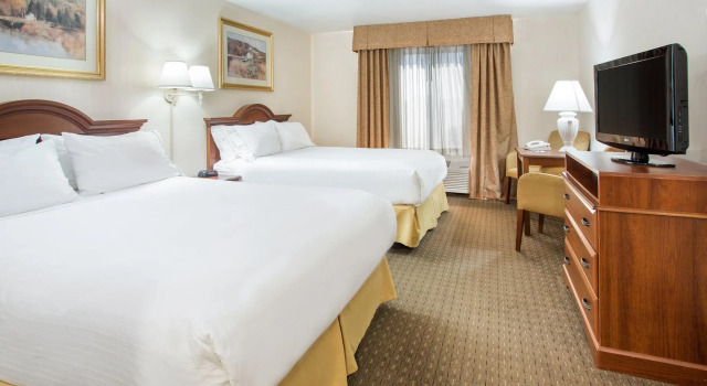 Четырёхместный номер Standard Holiday Inn Express Hotel & Suites Marion by IHG