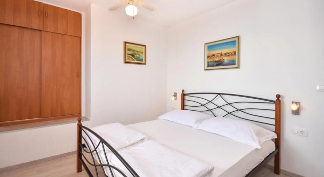 Awesome Home in Lokva Rogoznica With Wifi and 4 Bedrooms, Rezerwuj Hotel Hotele w Split-Dalmatia County z parkingiem, Parking
