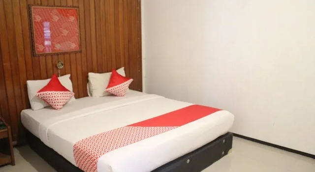 OYO 1333 Wisata Hotel, Prenota Hotel Palu 