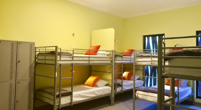 Кровать в общем номере Breeze Lodge