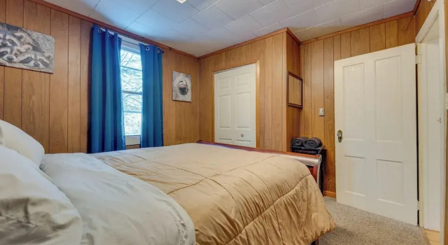 Коттедж Explore the Poconos! Cozy Creekside Cabin w/ Patio